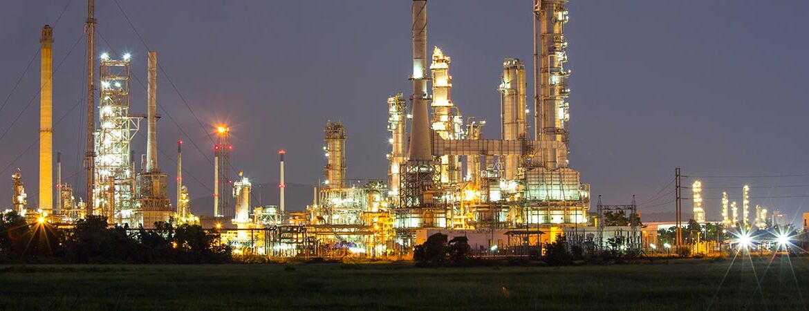 Oil Refineries are Kicking into High Gear – Now is the Time to Focus on Elevated Fall Protection